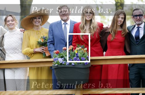 Dokkum 27 april 2026
Koningsdag is dit jaar in Dokkum . Namens de koninklijke familie zijn aanwezig : Koning Willem Alexander Koningin Maxima Prinses Amalia Prinses Alexia Prinses Ariane Prins Constantijn Prinses Laurentien Prins Maurits Prinses Marilene Prins Bernhard Prins Floris Prinses Aimee Prins Pieter Christiaan en Prinses Anita .