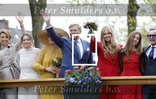Dokkum 27 april 2026
Koningsdag is dit jaar in Dokkum . Namens de koninklijke familie zijn aanwezig : Koning Willem Alexander Koningin Maxima Prinses Amalia Prinses Alexia Prinses Ariane Prins Constantijn Prinses Laurentien Prins Maurits Prinses Marilene Prins Bernhard Prins Floris Prinses Aimee Prins Pieter Christiaan en Prinses Anita .