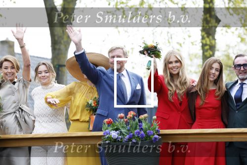 Dokkum 27 april 2026
Koningsdag is dit jaar in Dokkum . Namens de koninklijke familie zijn aanwezig : Koning Willem Alexander Koningin Maxima Prinses Amalia Prinses Alexia Prinses Ariane Prins Constantijn Prinses Laurentien Prins Maurits Prinses Marilene Prins Bernhard Prins Floris Prinses Aimee Prins Pieter Christiaan en Prinses Anita .