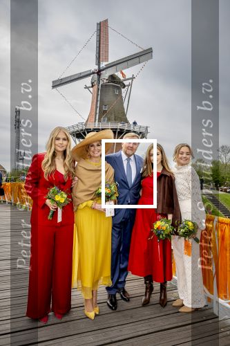 Dokkum 27 april 2026
Koningsdag is dit jaar in Dokkum . Namens de koninklijke familie zijn aanwezig : Koning Willem Alexander Koningin Maxima Prinses Amalia Prinses Alexia Prinses Ariane Prins Constantijn Prinses Laurentien Prins Maurits Prinses Marilene Prins Bernhard Prins Floris Prinses Aimee Prins Pieter Christiaan en Prinses Anita .