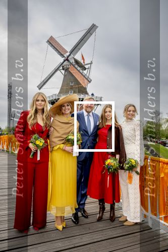 Dokkum 27 april 2026
Koningsdag is dit jaar in Dokkum . Namens de koninklijke familie zijn aanwezig : Koning Willem Alexander Koningin Maxima Prinses Amalia Prinses Alexia Prinses Ariane Prins Constantijn Prinses Laurentien Prins Maurits Prinses Marilene Prins Bernhard Prins Floris Prinses Aimee Prins Pieter Christiaan en Prinses Anita .