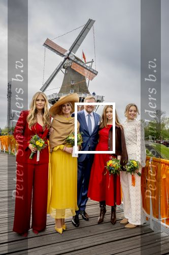Dokkum 27 april 2026
Koningsdag is dit jaar in Dokkum . Namens de koninklijke familie zijn aanwezig : Koning Willem Alexander Koningin Maxima Prinses Amalia Prinses Alexia Prinses Ariane Prins Constantijn Prinses Laurentien Prins Maurits Prinses Marilene Prins Bernhard Prins Floris Prinses Aimee Prins Pieter Christiaan en Prinses Anita .