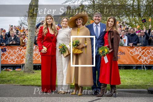Dokkum 27 april 2026
Koningsdag is dit jaar in Dokkum . Namens de koninklijke familie zijn aanwezig : Koning Willem Alexander Koningin Maxima Prinses Amalia Prinses Alexia Prinses Ariane Prins Constantijn Prinses Laurentien Prins Maurits Prinses Marilene Prins Bernhard Prins Floris Prinses Aimee Prins Pieter Christiaan en Prinses Anita .