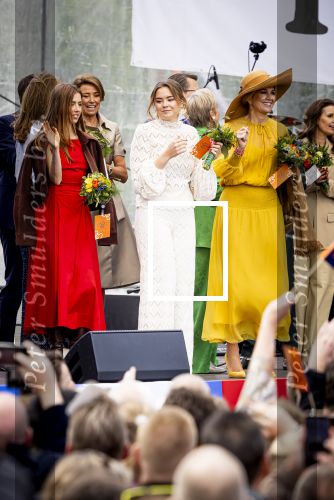 Dokkum 27 april 2026
Koningsdag is dit jaar in Dokkum . Namens de koninklijke familie zijn aanwezig : Koning Willem Alexander Koningin Maxima Prinses Amalia Prinses Alexia Prinses Ariane Prins Constantijn Prinses Laurentien Prins Maurits Prinses Marilene Prins Bernhard Prins Floris Prinses Aimee Prins Pieter Christiaan en Prinses Anita .