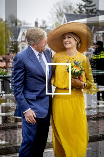 Dokkum 27 april 2026
Koningsdag is dit jaar in Dokkum . Namens de koninklijke familie zijn aanwezig : Koning Willem Alexander Koningin Maxima Prinses Amalia Prinses Alexia Prinses Ariane Prins Constantijn Prinses Laurentien Prins Maurits Prinses Marilene Prins Bernhard Prins Floris Prinses Aimee Prins Pieter Christiaan en Prinses Anita .