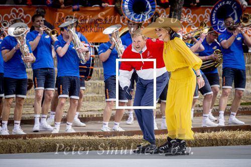 Dokkum 27 april 2026
Koningsdag is dit jaar in Dokkum . Namens de koninklijke familie zijn aanwezig : Koning Willem Alexander Koningin Maxima Prinses Amalia Prinses Alexia Prinses Ariane Prins Constantijn Prinses Laurentien Prins Maurits Prinses Marilene Prins Bernhard Prins Floris Prinses Aimee Prins Pieter Christiaan en Prinses Anita .