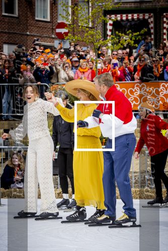 Dokkum 27 april 2026
Koningsdag is dit jaar in Dokkum . Namens de koninklijke familie zijn aanwezig : Koning Willem Alexander Koningin Maxima Prinses Amalia Prinses Alexia Prinses Ariane Prins Constantijn Prinses Laurentien Prins Maurits Prinses Marilene Prins Bernhard Prins Floris Prinses Aimee Prins Pieter Christiaan en Prinses Anita .