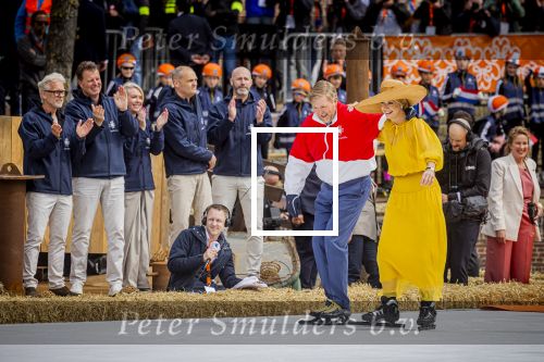 Dokkum 27 april 2026
Koningsdag is dit jaar in Dokkum . Namens de koninklijke familie zijn aanwezig : Koning Willem Alexander Koningin Maxima Prinses Amalia Prinses Alexia Prinses Ariane Prins Constantijn Prinses Laurentien Prins Maurits Prinses Marilene Prins Bernhard Prins Floris Prinses Aimee Prins Pieter Christiaan en Prinses Anita .