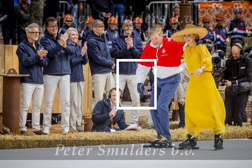 Dokkum 27 april 2026
Koningsdag is dit jaar in Dokkum . Namens de koninklijke familie zijn aanwezig : Koning Willem Alexander Koningin Maxima Prinses Amalia Prinses Alexia Prinses Ariane Prins Constantijn Prinses Laurentien Prins Maurits Prinses Marilene Prins Bernhard Prins Floris Prinses Aimee Prins Pieter Christiaan en Prinses Anita .