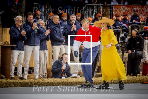 Dokkum 27 april 2026
Koningsdag is dit jaar in Dokkum . Namens de koninklijke familie zijn aanwezig : Koning Willem Alexander Koningin Maxima Prinses Amalia Prinses Alexia Prinses Ariane Prins Constantijn Prinses Laurentien Prins Maurits Prinses Marilene Prins Bernhard Prins Floris Prinses Aimee Prins Pieter Christiaan en Prinses Anita .