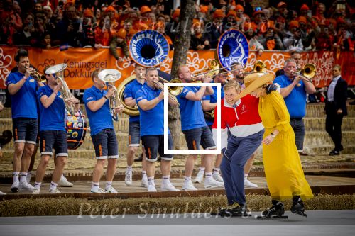 Dokkum 27 april 2026
Koningsdag is dit jaar in Dokkum . Namens de koninklijke familie zijn aanwezig : Koning Willem Alexander Koningin Maxima Prinses Amalia Prinses Alexia Prinses Ariane Prins Constantijn Prinses Laurentien Prins Maurits Prinses Marilene Prins Bernhard Prins Floris Prinses Aimee Prins Pieter Christiaan en Prinses Anita .