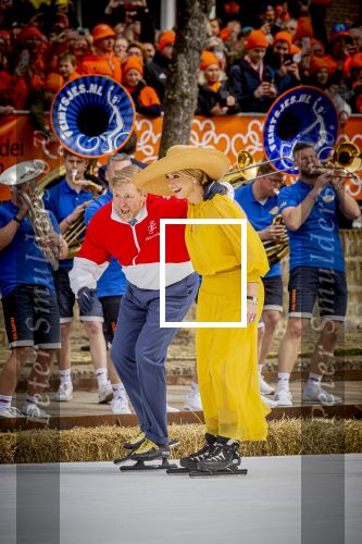 Dokkum 27 april 2026
Koningsdag is dit jaar in Dokkum . Namens de koninklijke familie zijn aanwezig : Koning Willem Alexander Koningin Maxima Prinses Amalia Prinses Alexia Prinses Ariane Prins Constantijn Prinses Laurentien Prins Maurits Prinses Marilene Prins Bernhard Prins Floris Prinses Aimee Prins Pieter Christiaan en Prinses Anita .