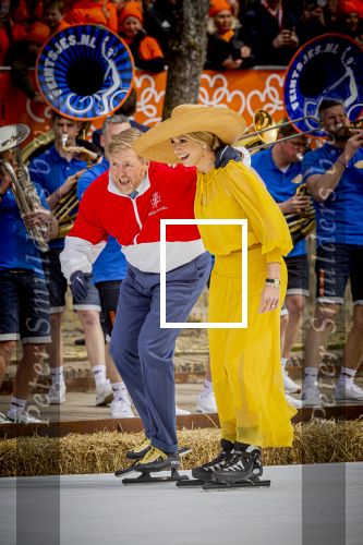 Dokkum 27 april 2026
Koningsdag is dit jaar in Dokkum . Namens de koninklijke familie zijn aanwezig : Koning Willem Alexander Koningin Maxima Prinses Amalia Prinses Alexia Prinses Ariane Prins Constantijn Prinses Laurentien Prins Maurits Prinses Marilene Prins Bernhard Prins Floris Prinses Aimee Prins Pieter Christiaan en Prinses Anita .