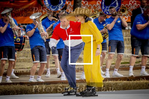 Dokkum 27 april 2026
Koningsdag is dit jaar in Dokkum . Namens de koninklijke familie zijn aanwezig : Koning Willem Alexander Koningin Maxima Prinses Amalia Prinses Alexia Prinses Ariane Prins Constantijn Prinses Laurentien Prins Maurits Prinses Marilene Prins Bernhard Prins Floris Prinses Aimee Prins Pieter Christiaan en Prinses Anita .