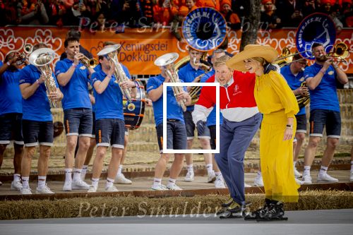 Dokkum 27 april 2026
Koningsdag is dit jaar in Dokkum . Namens de koninklijke familie zijn aanwezig : Koning Willem Alexander Koningin Maxima Prinses Amalia Prinses Alexia Prinses Ariane Prins Constantijn Prinses Laurentien Prins Maurits Prinses Marilene Prins Bernhard Prins Floris Prinses Aimee Prins Pieter Christiaan en Prinses Anita .