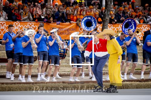 Dokkum 27 april 2026
Koningsdag is dit jaar in Dokkum . Namens de koninklijke familie zijn aanwezig : Koning Willem Alexander Koningin Maxima Prinses Amalia Prinses Alexia Prinses Ariane Prins Constantijn Prinses Laurentien Prins Maurits Prinses Marilene Prins Bernhard Prins Floris Prinses Aimee Prins Pieter Christiaan en Prinses Anita .
