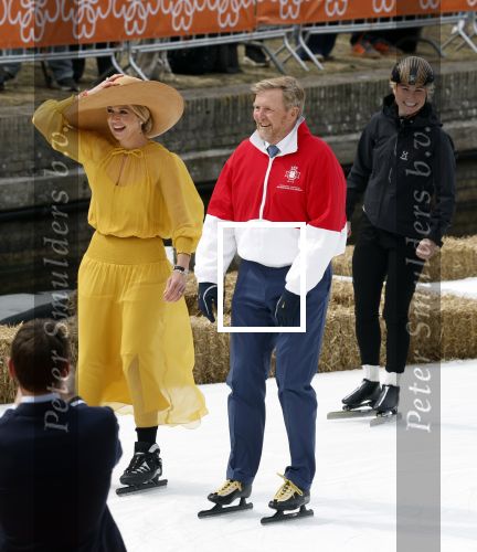 Dokkum 27 april 2026
Koningsdag is dit jaar in Dokkum . Namens de koninklijke familie zijn aanwezig : Koning Willem Alexander Koningin Maxima Prinses Amalia Prinses Alexia Prinses Ariane Prins Constantijn Prinses Laurentien Prins Maurits Prinses Marilene Prins Bernhard Prins Floris Prinses Aimee Prins Pieter Christiaan en Prinses Anita .