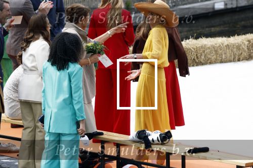 Dokkum 27 april 2026
Koningsdag is dit jaar in Dokkum . Namens de koninklijke familie zijn aanwezig : Koning Willem Alexander Koningin Maxima Prinses Amalia Prinses Alexia Prinses Ariane Prins Constantijn Prinses Laurentien Prins Maurits Prinses Marilene Prins Bernhard Prins Floris Prinses Aimee Prins Pieter Christiaan en Prinses Anita .