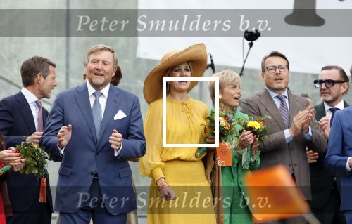 Dokkum 27 april 2026
Koningsdag is dit jaar in Dokkum . Namens de koninklijke familie zijn aanwezig : Koning Willem Alexander Koningin Maxima Prinses Amalia Prinses Alexia Prinses Ariane Prins Constantijn Prinses Laurentien Prins Maurits Prinses Marilene Prins Bernhard Prins Floris Prinses Aimee Prins Pieter Christiaan en Prinses Anita .