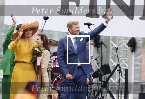 Dokkum 27 april 2026
Koningsdag is dit jaar in Dokkum . Namens de koninklijke familie zijn aanwezig : Koning Willem Alexander Koningin Maxima Prinses Amalia Prinses Alexia Prinses Ariane Prins Constantijn Prinses Laurentien Prins Maurits Prinses Marilene Prins Bernhard Prins Floris Prinses Aimee Prins Pieter Christiaan en Prinses Anita .