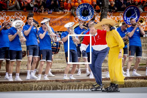 Dokkum 27 april 2026
Koningsdag is dit jaar in Dokkum . Namens de koninklijke familie zijn aanwezig : Koning Willem Alexander Koningin Maxima Prinses Amalia Prinses Alexia Prinses Ariane Prins Constantijn Prinses Laurentien Prins Maurits Prinses Marilene Prins Bernhard Prins Floris Prinses Aimee Prins Pieter Christiaan en Prinses Anita .