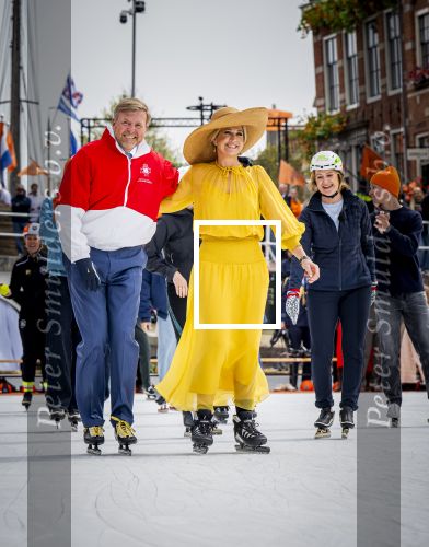 Dokkum 27 april 2026
Koningsdag is dit jaar in Dokkum . Namens de koninklijke familie zijn aanwezig : Koning Willem Alexander Koningin Maxima Prinses Amalia Prinses Alexia Prinses Ariane Prins Constantijn Prinses Laurentien Prins Maurits Prinses Marilene Prins Bernhard Prins Floris Prinses Aimee Prins Pieter Christiaan en Prinses Anita .