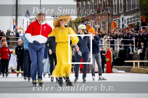 Dokkum 27 april 2026
Koningsdag is dit jaar in Dokkum . Namens de koninklijke familie zijn aanwezig : Koning Willem Alexander Koningin Maxima Prinses Amalia Prinses Alexia Prinses Ariane Prins Constantijn Prinses Laurentien Prins Maurits Prinses Marilene Prins Bernhard Prins Floris Prinses Aimee Prins Pieter Christiaan en Prinses Anita .