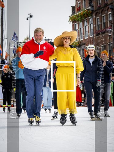 Dokkum 27 april 2026
Koningsdag is dit jaar in Dokkum . Namens de koninklijke familie zijn aanwezig : Koning Willem Alexander Koningin Maxima Prinses Amalia Prinses Alexia Prinses Ariane Prins Constantijn Prinses Laurentien Prins Maurits Prinses Marilene Prins Bernhard Prins Floris Prinses Aimee Prins Pieter Christiaan en Prinses Anita .