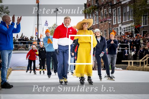 Dokkum 27 april 2026
Koningsdag is dit jaar in Dokkum . Namens de koninklijke familie zijn aanwezig : Koning Willem Alexander Koningin Maxima Prinses Amalia Prinses Alexia Prinses Ariane Prins Constantijn Prinses Laurentien Prins Maurits Prinses Marilene Prins Bernhard Prins Floris Prinses Aimee Prins Pieter Christiaan en Prinses Anita .