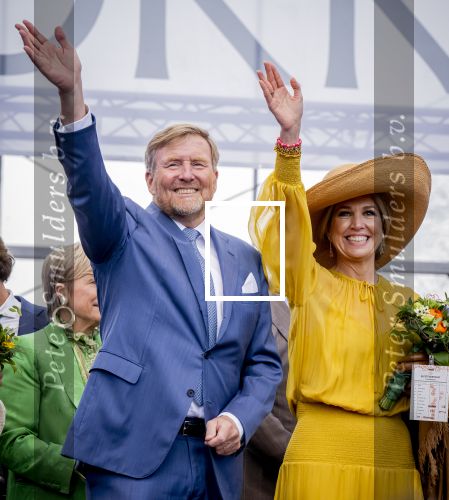 Dokkum 27 april 2026
Koningsdag is dit jaar in Dokkum . Namens de koninklijke familie zijn aanwezig : Koning Willem Alexander Koningin Maxima Prinses Amalia Prinses Alexia Prinses Ariane Prins Constantijn Prinses Laurentien Prins Maurits Prinses Marilene Prins Bernhard Prins Floris Prinses Aimee Prins Pieter Christiaan en Prinses Anita .