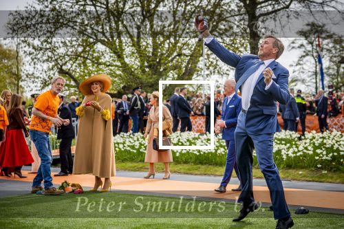 Dokkum 27 april 2026
Koningsdag is dit jaar in Dokkum . Namens de koninklijke familie zijn aanwezig : Koning Willem Alexander Koningin Maxima Prinses Amalia Prinses Alexia Prinses Ariane Prins Constantijn Prinses Laurentien Prins Maurits Prinses Marilene Prins Bernhard Prins Floris Prinses Aimee Prins Pieter Christiaan en Prinses Anita .