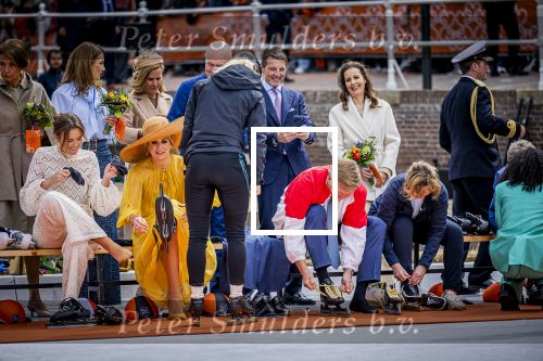 Dokkum 27 april 2026
Koningsdag is dit jaar in Dokkum . Namens de koninklijke familie zijn aanwezig : Koning Willem Alexander Koningin Maxima Prinses Amalia Prinses Alexia Prinses Ariane Prins Constantijn Prinses Laurentien Prins Maurits Prinses Marilene Prins Bernhard Prins Floris Prinses Aimee Prins Pieter Christiaan en Prinses Anita .