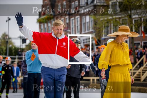 Dokkum 27 april 2026
Koningsdag is dit jaar in Dokkum . Namens de koninklijke familie zijn aanwezig : Koning Willem Alexander Koningin Maxima Prinses Amalia Prinses Alexia Prinses Ariane Prins Constantijn Prinses Laurentien Prins Maurits Prinses Marilene Prins Bernhard Prins Floris Prinses Aimee Prins Pieter Christiaan en Prinses Anita .