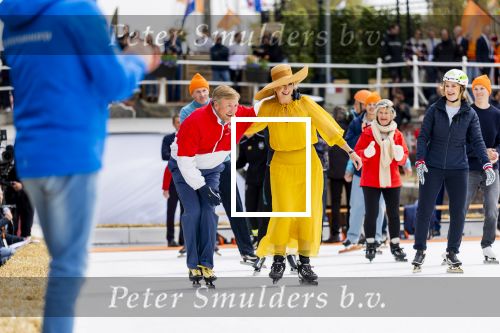 Dokkum 27 april 2026
Koningsdag is dit jaar in Dokkum . Namens de koninklijke familie zijn aanwezig : Koning Willem Alexander Koningin Maxima Prinses Amalia Prinses Alexia Prinses Ariane Prins Constantijn Prinses Laurentien Prins Maurits Prinses Marilene Prins Bernhard Prins Floris Prinses Aimee Prins Pieter Christiaan en Prinses Anita .
