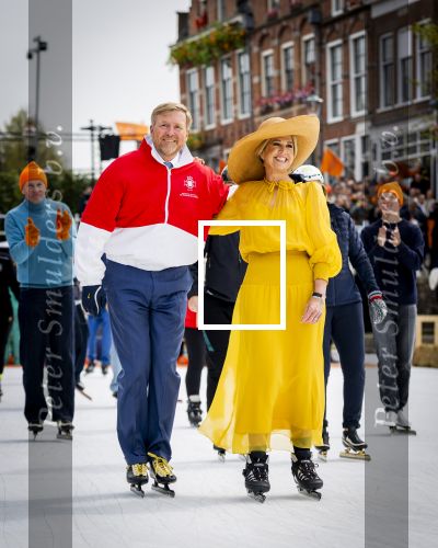Dokkum 27 april 2026
Koningsdag is dit jaar in Dokkum . Namens de koninklijke familie zijn aanwezig : Koning Willem Alexander Koningin Maxima Prinses Amalia Prinses Alexia Prinses Ariane Prins Constantijn Prinses Laurentien Prins Maurits Prinses Marilene Prins Bernhard Prins Floris Prinses Aimee Prins Pieter Christiaan en Prinses Anita .