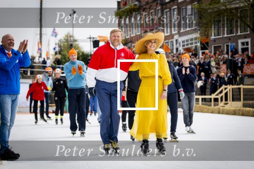 Dokkum 27 april 2026
Koningsdag is dit jaar in Dokkum . Namens de koninklijke familie zijn aanwezig : Koning Willem Alexander Koningin Maxima Prinses Amalia Prinses Alexia Prinses Ariane Prins Constantijn Prinses Laurentien Prins Maurits Prinses Marilene Prins Bernhard Prins Floris Prinses Aimee Prins Pieter Christiaan en Prinses Anita .