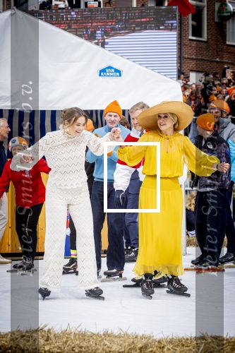 Dokkum 27 april 2026
Koningsdag is dit jaar in Dokkum . Namens de koninklijke familie zijn aanwezig : Koning Willem Alexander Koningin Maxima Prinses Amalia Prinses Alexia Prinses Ariane Prins Constantijn Prinses Laurentien Prins Maurits Prinses Marilene Prins Bernhard Prins Floris Prinses Aimee Prins Pieter Christiaan en Prinses Anita .