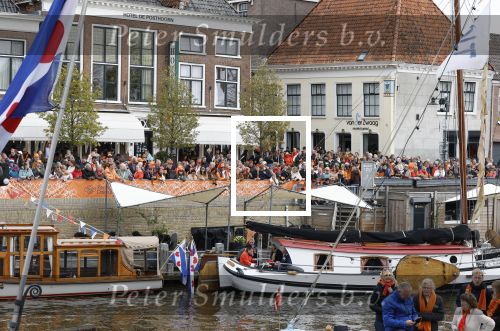 Dokkum 27 april 2026
Koningsdag is dit jaar in Dokkum . Namens de koninklijke familie zijn aanwezig : Koning Willem Alexander Koningin Maxima Prinses Amalia Prinses Alexia Prinses Ariane Prins Constantijn Prinses Laurentien Prins Maurits Prinses Marilene Prins Bernhard Prins Floris Prinses Aimee Prins Pieter Christiaan en Prinses Anita .