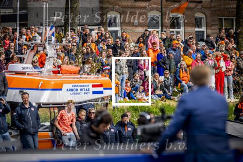 Dokkum 27 april 2026
Koningsdag is dit jaar in Dokkum . Namens de koninklijke familie zijn aanwezig : Koning Willem Alexander Koningin Maxima Prinses Amalia Prinses Alexia Prinses Ariane Prins Constantijn Prinses Laurentien Prins Maurits Prinses Marilene Prins Bernhard Prins Floris Prinses Aimee Prins Pieter Christiaan en Prinses Anita .