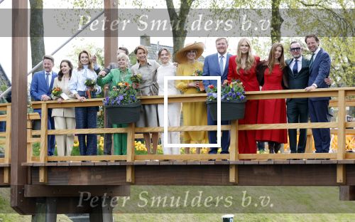 Dokkum 27 april 2026
Koningsdag is dit jaar in Dokkum . Namens de koninklijke familie zijn aanwezig : Koning Willem Alexander Koningin Maxima Prinses Amalia Prinses Alexia Prinses Ariane Prins Constantijn Prinses Laurentien Prins Maurits Prinses Marilene Prins Bernhard Prins Floris Prinses Aimee Prins Pieter Christiaan en Prinses Anita .