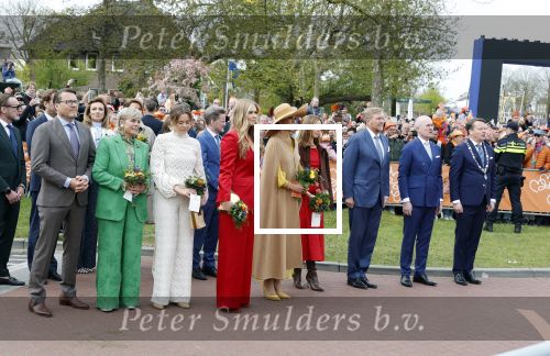 Dokkum 27 april 2026
Koningsdag is dit jaar in Dokkum . Namens de koninklijke familie zijn aanwezig : Koning Willem Alexander Koningin Maxima Prinses Amalia Prinses Alexia Prinses Ariane Prins Constantijn Prinses Laurentien Prins Maurits Prinses Marilene Prins Bernhard Prins Floris Prinses Aimee Prins Pieter Christiaan en Prinses Anita .