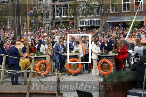 Dokkum 27 april 2026
Koningsdag is dit jaar in Dokkum . Namens de koninklijke familie zijn aanwezig : Koning Willem Alexander Koningin Maxima Prinses Amalia Prinses Alexia Prinses Ariane Prins Constantijn Prinses Laurentien Prins Maurits Prinses Marilene Prins Bernhard Prins Floris Prinses Aimee Prins Pieter Christiaan en Prinses Anita .