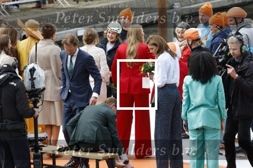 Dokkum 27 april 2026
Koningsdag is dit jaar in Dokkum . Namens de koninklijke familie zijn aanwezig : Koning Willem Alexander Koningin Maxima Prinses Amalia Prinses Alexia Prinses Ariane Prins Constantijn Prinses Laurentien Prins Maurits Prinses Marilene Prins Bernhard Prins Floris Prinses Aimee Prins Pieter Christiaan en Prinses Anita .