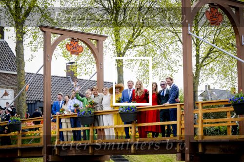 Dokkum 27 april 2026
Koningsdag is dit jaar in Dokkum . Namens de koninklijke familie zijn aanwezig : Koning Willem Alexander Koningin Maxima Prinses Amalia Prinses Alexia Prinses Ariane Prins Constantijn Prinses Laurentien Prins Maurits Prinses Marilene Prins Bernhard Prins Floris Prinses Aimee Prins Pieter Christiaan en Prinses Anita .
