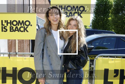 Amsterdam 22 april 2026
Presentatie nieuwe L Homo . Nicolas Keenan staat op de cover . Loiza Lamers met een vriendin