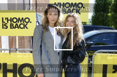Amsterdam 22 april 2026
Presentatie nieuwe L Homo . Nicolas Keenan staat op de cover . Loiza Lamers met een vriendin
