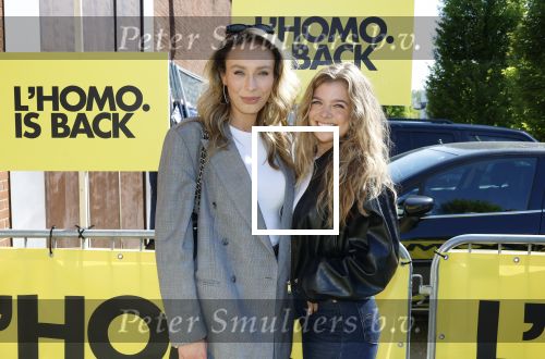 Amsterdam 22 april 2026
Presentatie nieuwe L Homo . Nicolas Keenan staat op de cover . Loiza Lamers met een vriendin