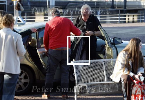 Zaandam 24 april 2026
Willeke v Ammelrooy heeft een koninklijke ondersceiding (linte) gekregen . Rene Mioch organiseert een fotomoment in het Zaantheater . Marco Bakker was er natuurlijk ook bij .