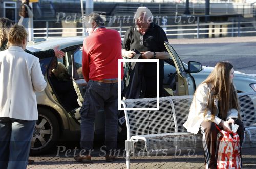 Zaandam 24 april 2026
Willeke v Ammelrooy heeft een koninklijke ondersceiding (linte) gekregen . Rene Mioch organiseert een fotomoment in het Zaantheater . Marco Bakker was er natuurlijk ook bij .
