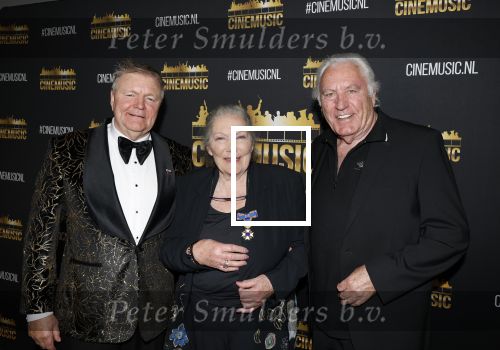Zaandam 24 april 2026
Willeke v Ammelrooy heeft een koninklijke ondersceiding (linte) gekregen . Rene Mioch organiseert een fotomoment in het Zaantheater . Marco Bakker was er natuurlijk ook bij .